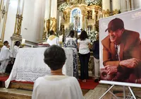 Familiares, amigos e fãs de Netinho se reúnem na Igreja do Bonfim para missa