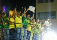Flávio Bolsonaro recebe título de cidadão soteropolitano em ato no Farol da Barra
