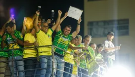 Flávio Bolsonaro recebe título de cidadão soteropolitano em ato no Farol da Barra