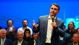 “Bolsa-farelo”: Flávio se arrepende e apaga posts sobre Bolsa Família