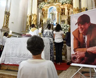 Familiares, amigos e fãs de Netinho se reúnem na Igreja do Bonfim para missa