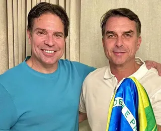 Flávio Bolsonaro aparece ao lado de Ramagem após chegada aos EUA