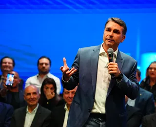 “Bolsa-farelo”: Flávio se arrepende e apaga posts sobre Bolsa Família