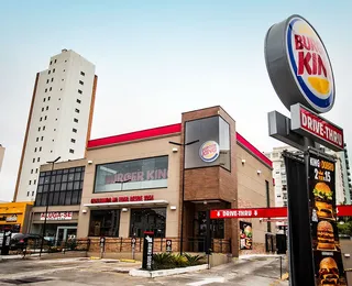 Hamburgueria famosa vai dar lanche de graça sexta (30); saiba como resgatar