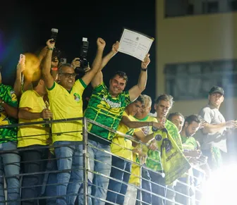 Flávio Bolsonaro recebe título de cidadão soteropolitano em ato no Farol da Barra