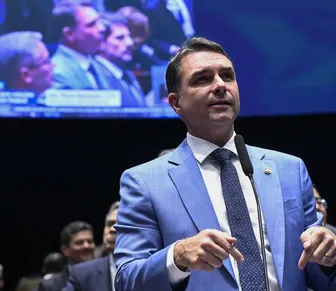 Trump dará vistos a Flávio Bolsonaro e família para entrada nos EUA
