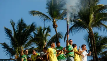 Flávio Bolsonaro reúne apoiadores em ato no Farol da Barra