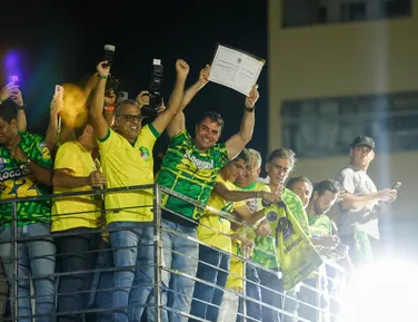 Flávio Bolsonaro recebe título de cidadão soteropolitano em ato no Farol da Barra