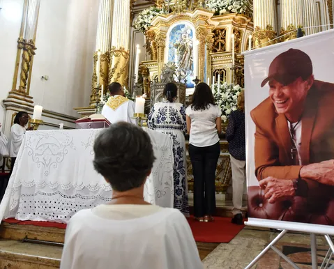 Familiares, amigos e fãs de Netinho se reúnem na Igreja do Bonfim para missa
