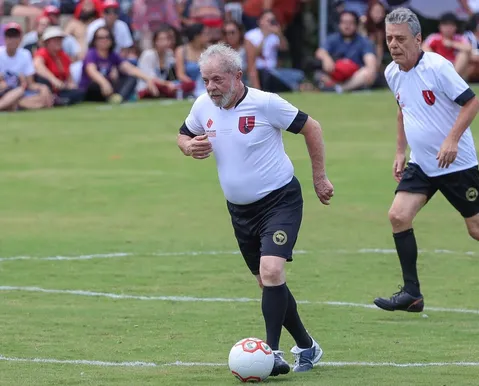 Lula negocia pagamento de dívida de R$ 600 milhões de time do coração