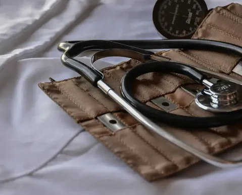 Médico é investigado por emitir 8 mil atestados sem consulta