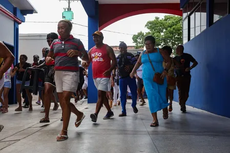 Eleitores chegando para votar no segundo maior colégio eleitoral da Bahia