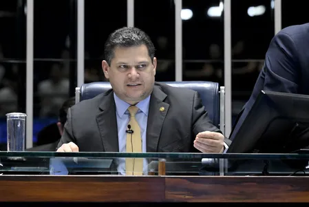 Proposta enfrenta divergências entre governo e oposição sobre a redução da idade penal em casos de crimes hediondos