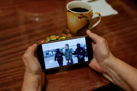 Noticiário exibe imagens do FSB da Rússia sobre detenção de jornalista japonês acusado de espionagem