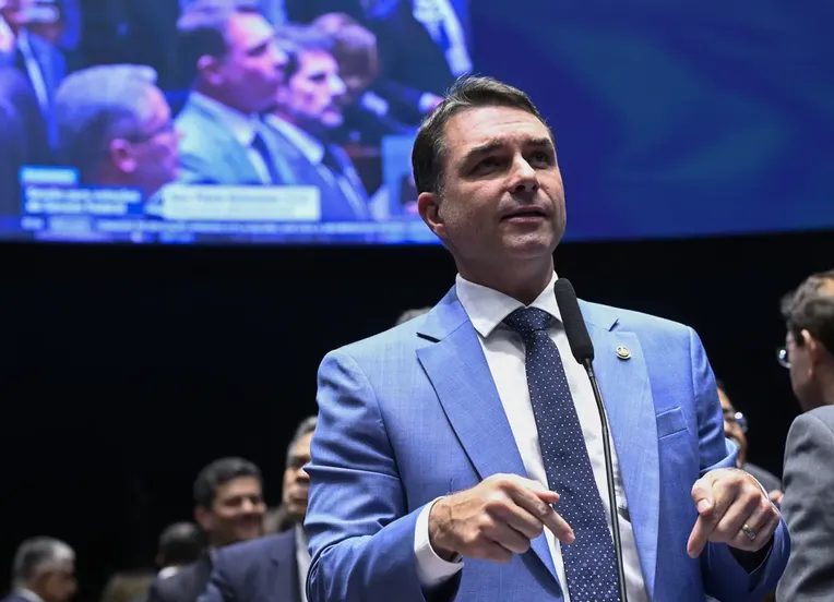Trump dará vistos a Flávio Bolsonaro e família para entrada nos EUA