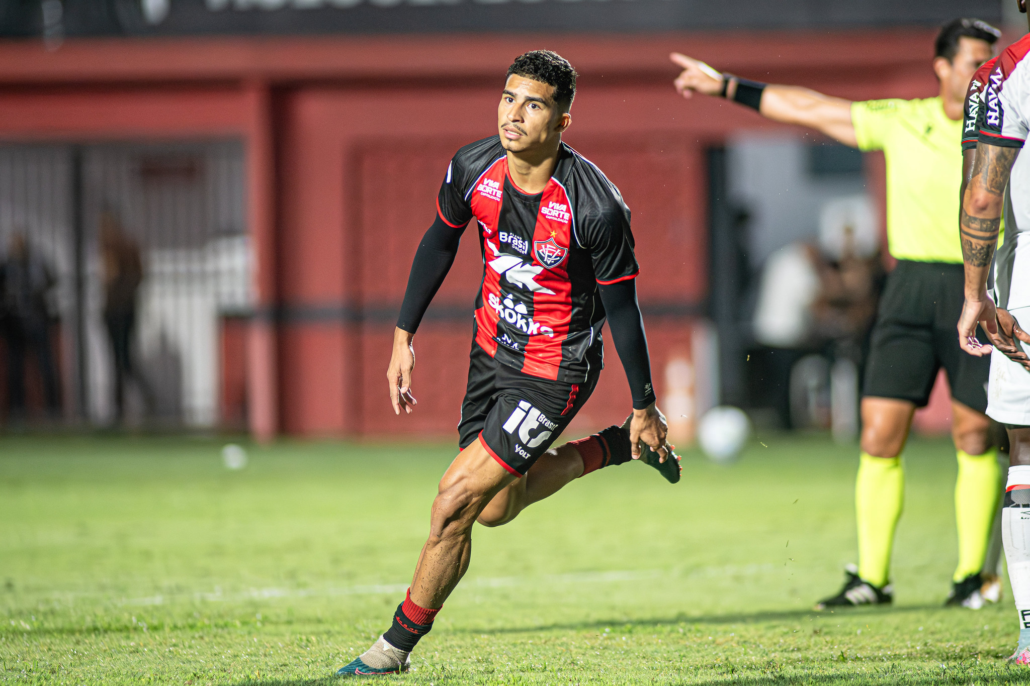 Acionado na CBF, Vitória pode ser impedido de escalar Renê por dívida