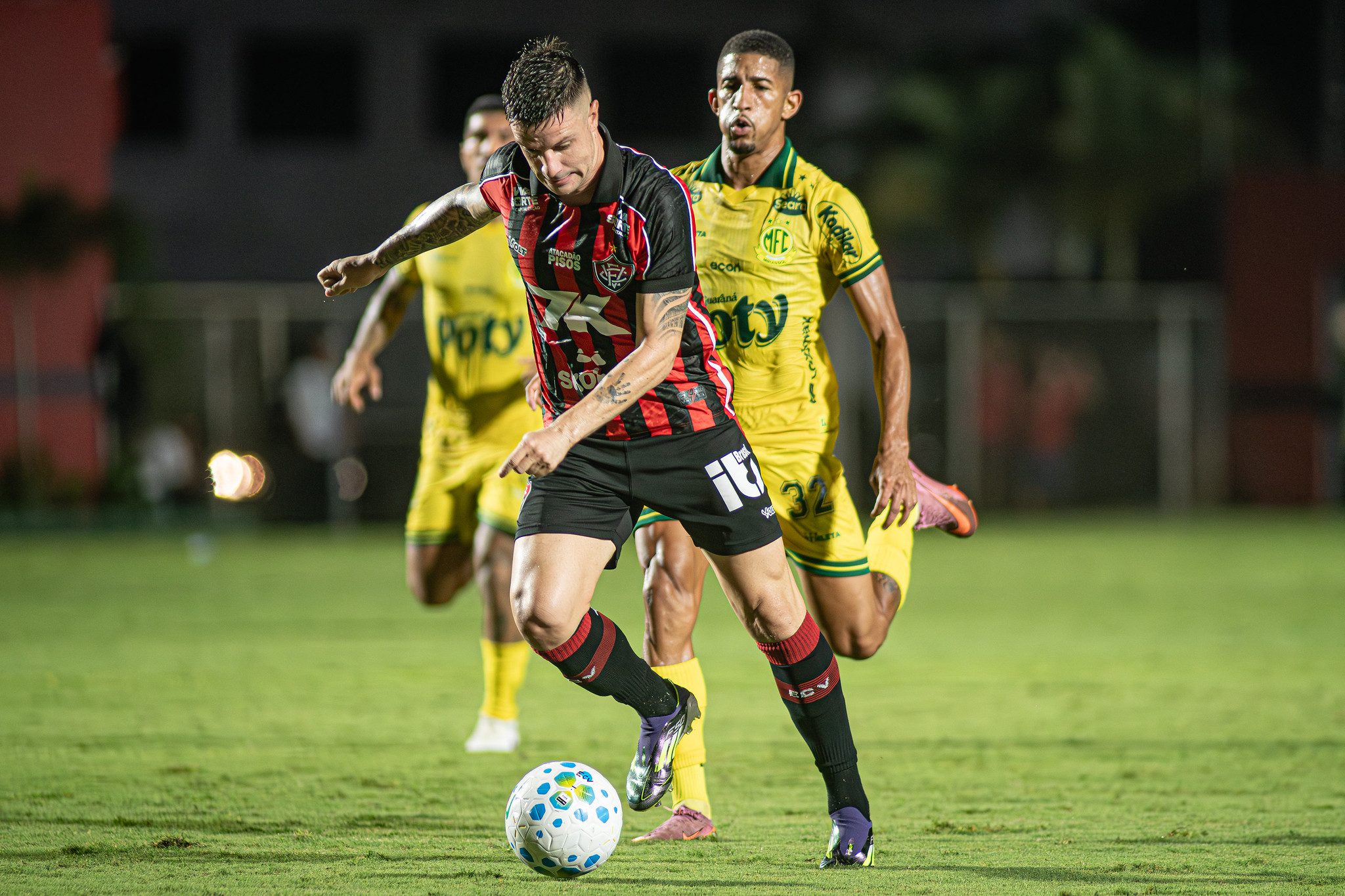 Adversários, Vitória e Mirassol superam más fases e mantém técnicos