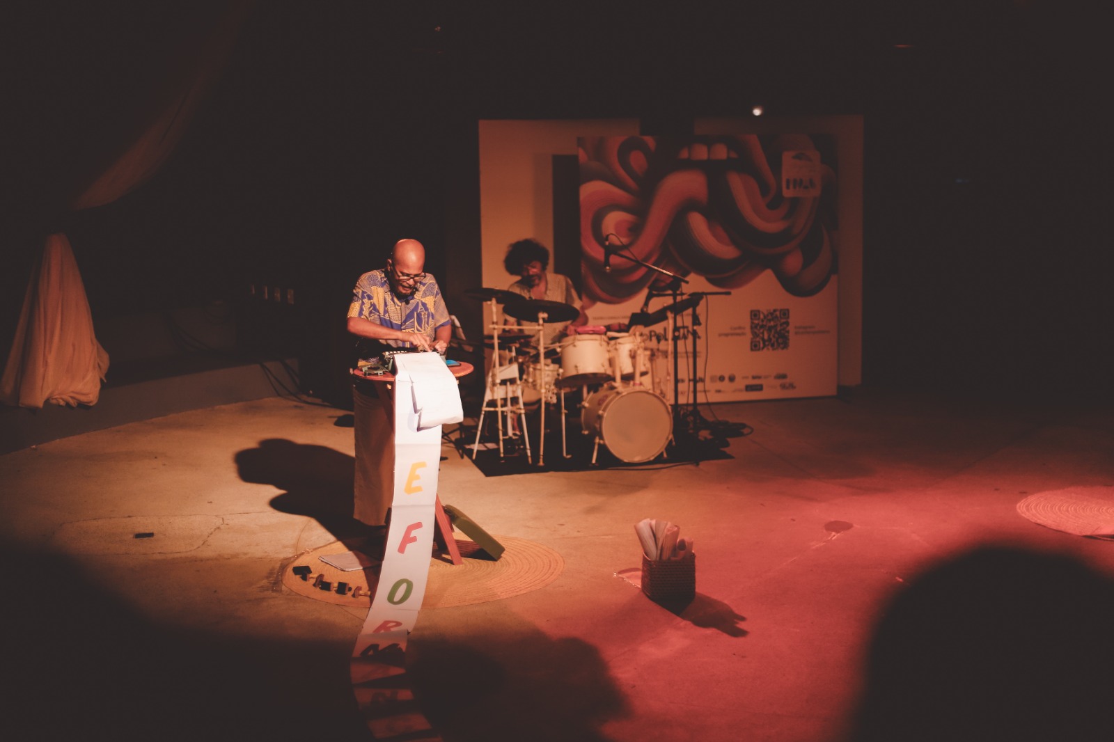 Alex Simões apresenta poemas e lança livro no interior da Bahia