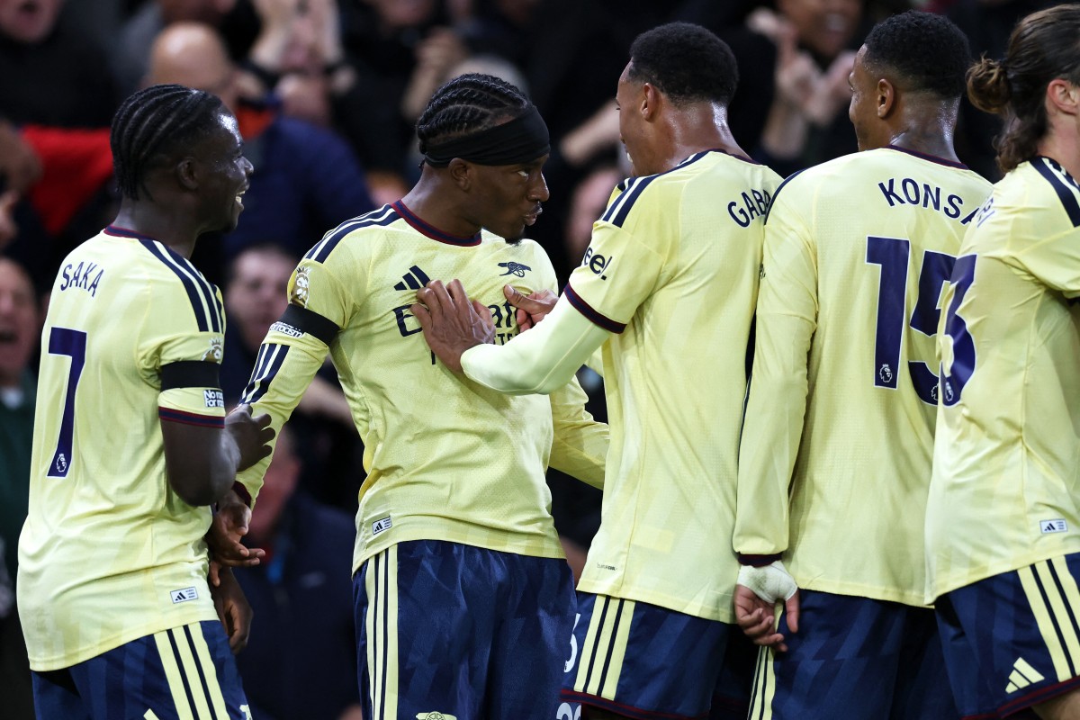 Arsenal vence jogo apertado e segue na cola do City na Premier League