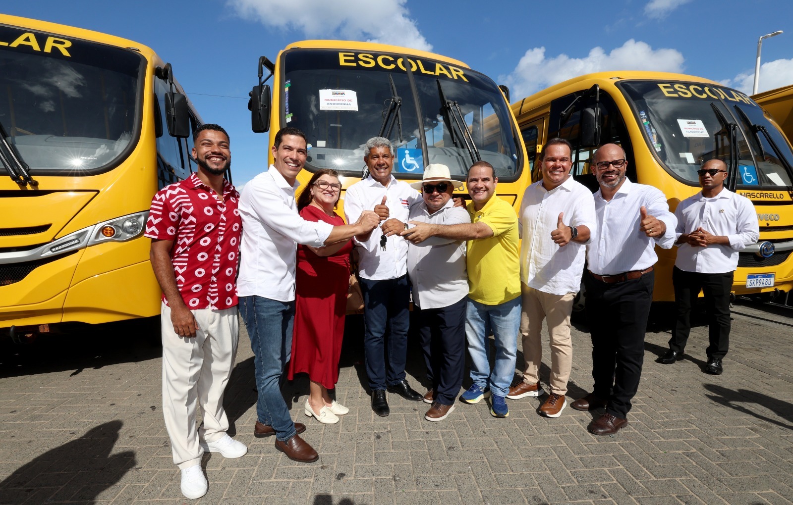 Bahia entrega mais de 100 ônibus escolares para municípios do interior