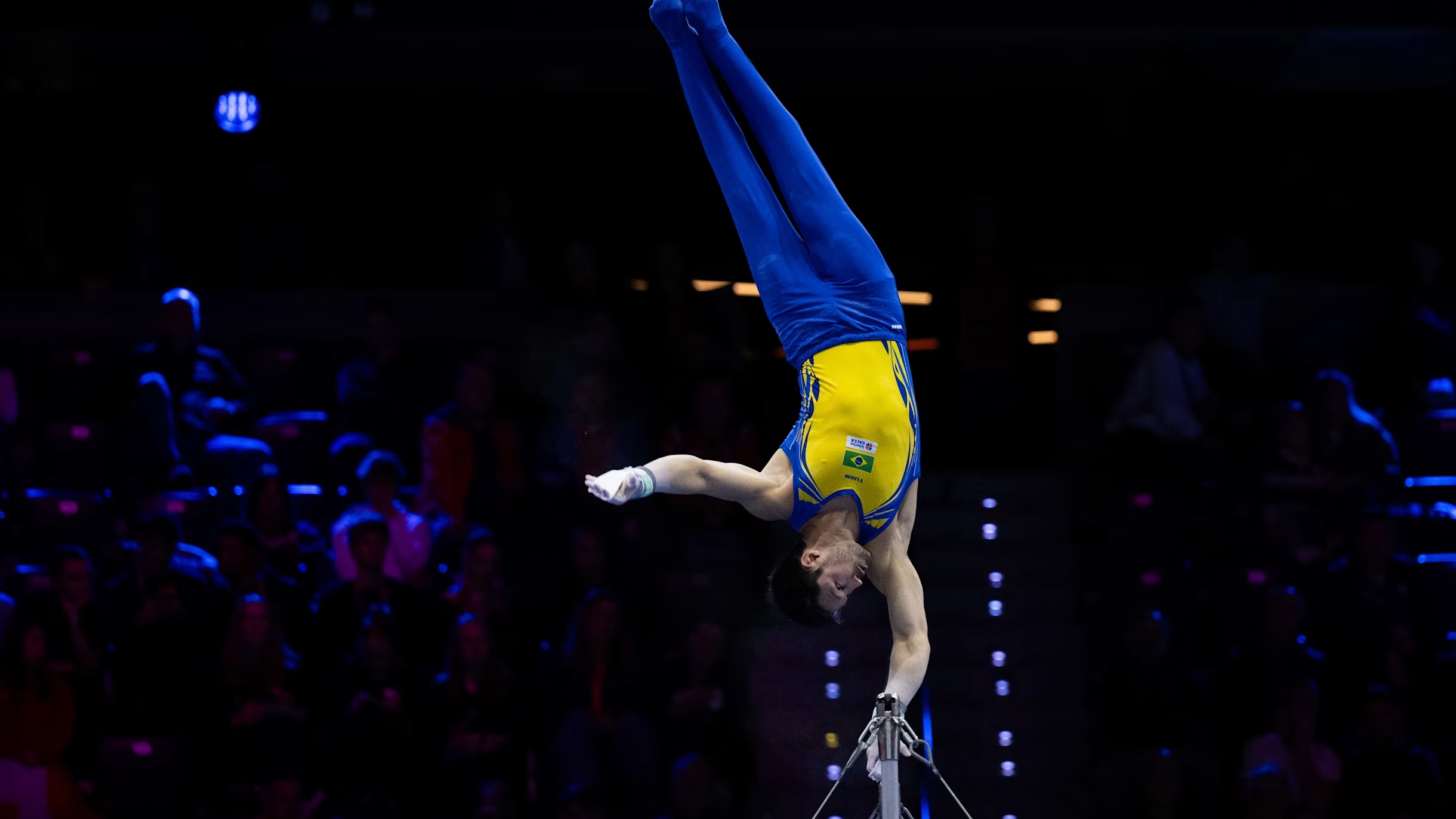 Brasileiro cai e sofre corte na cabeça durante Mundial de Ginástica