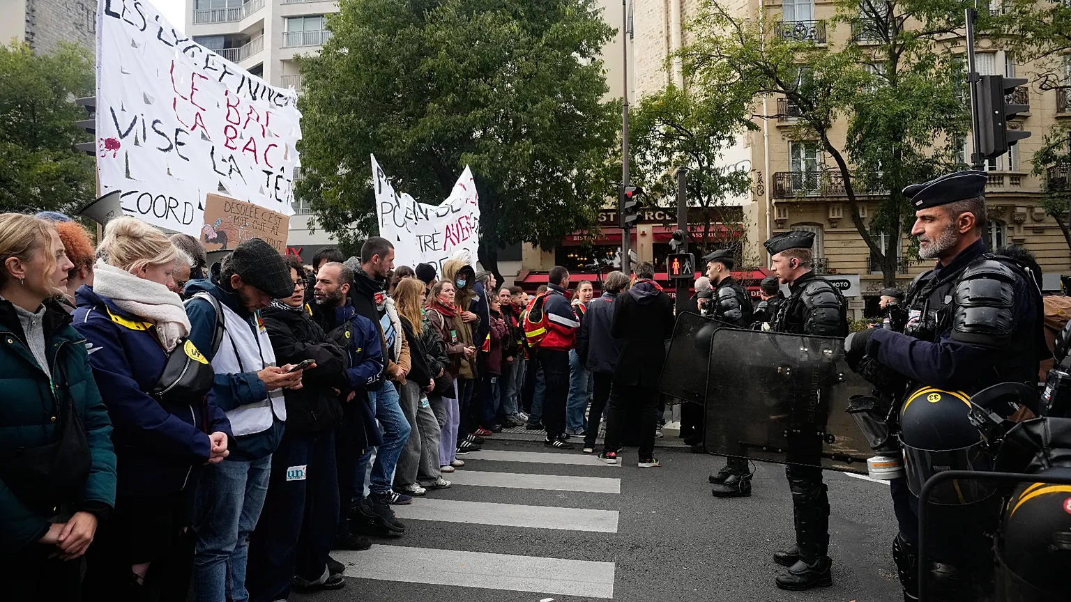 Clássico entre PSG e Lyon é adiado por conta de protestos na França
