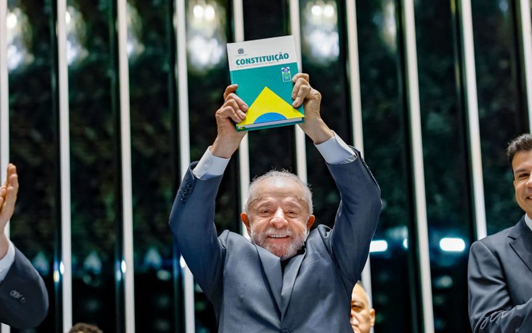 Com exemplar da Constituição, Lula se emociona ao falar do fim da 6x1