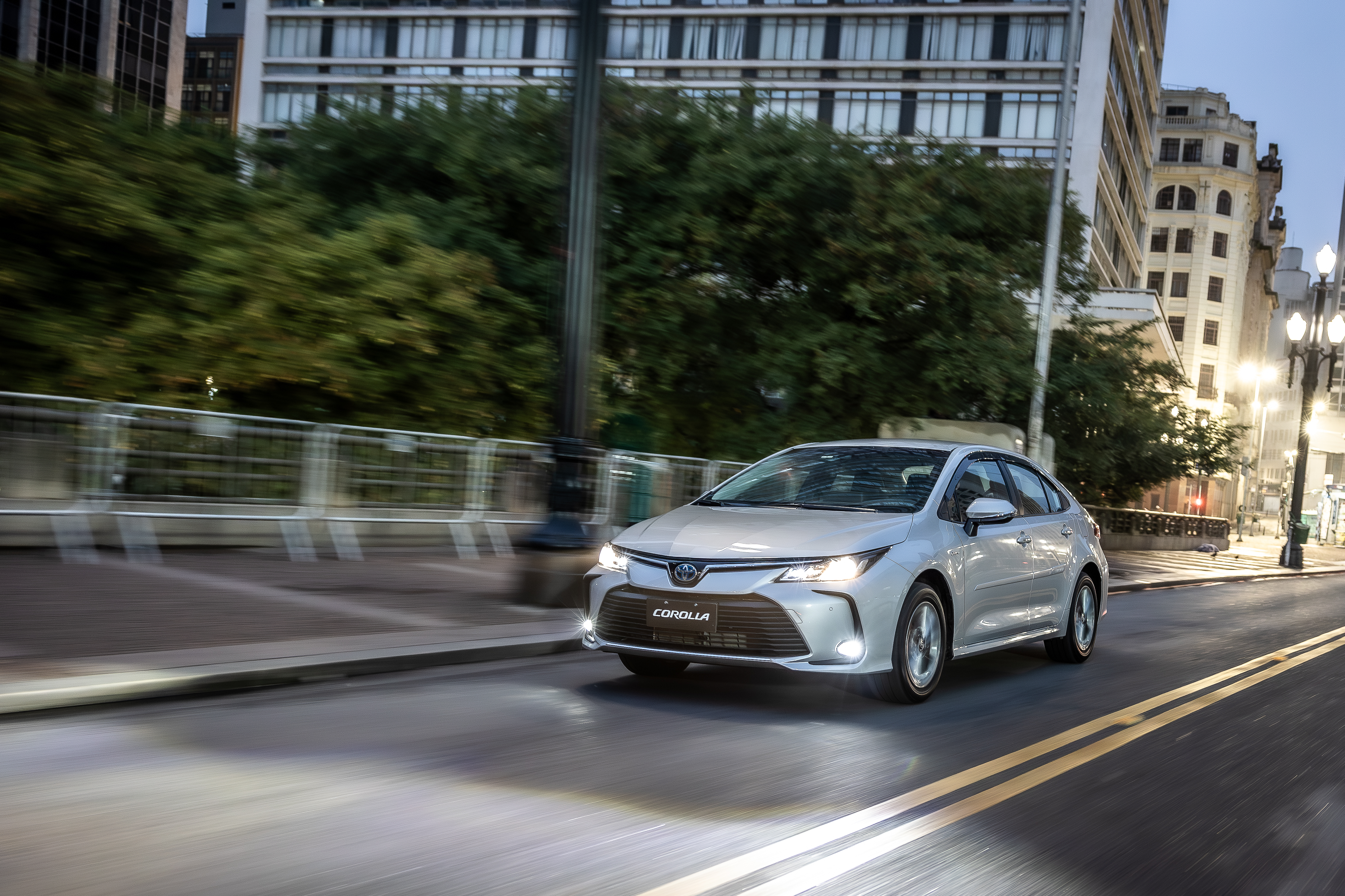 Corolla reage contra a BYD e volta com força às lojas; veja preços