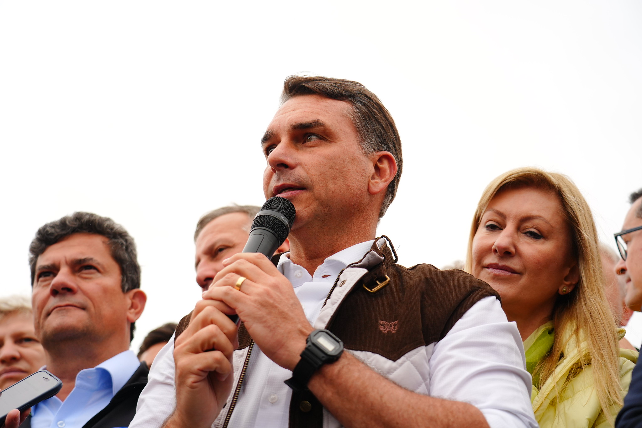Debate na Band: Flávio confessa erro na gestão do pai durante Covid-19