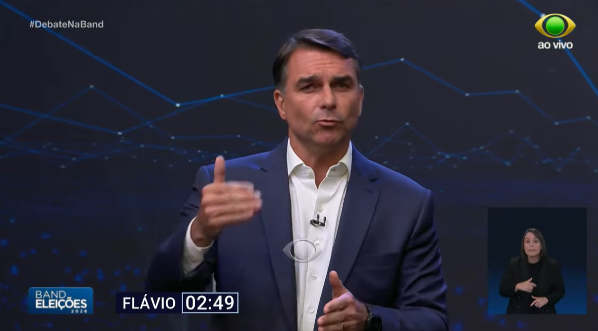 Debate na Band: Flávio reconhece erros de Bolsonaro na saúde durante a pandemia