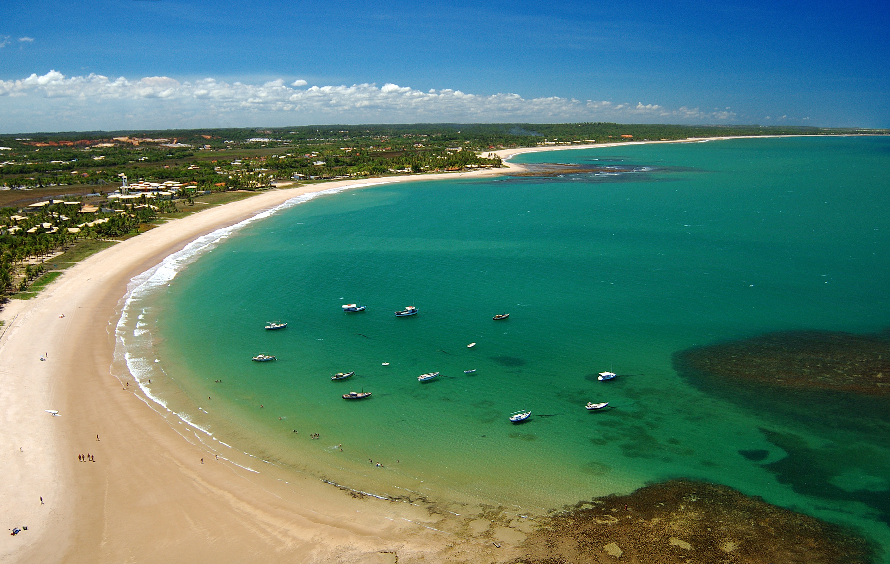 Destino na Bahia proíbe carros e tem piscinas que surgem na maré baixa