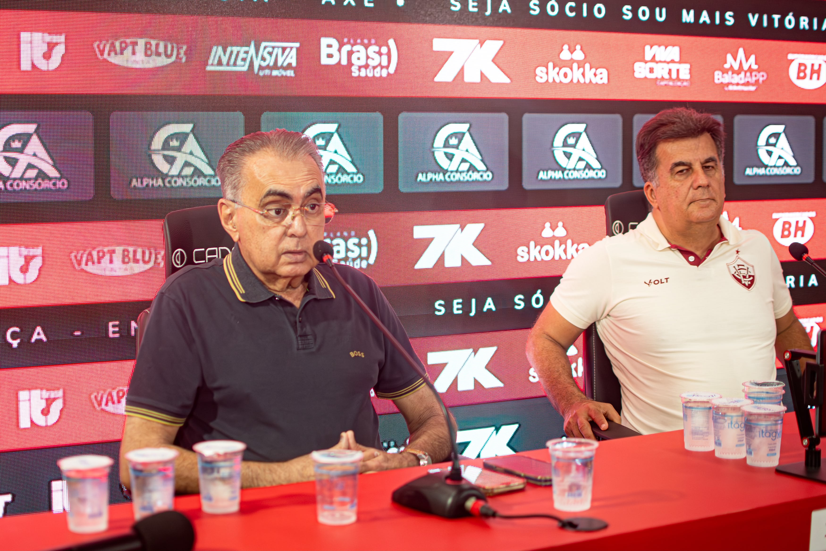Diretor revela nomes de atacante e zagueiro procurados pelo Vitória