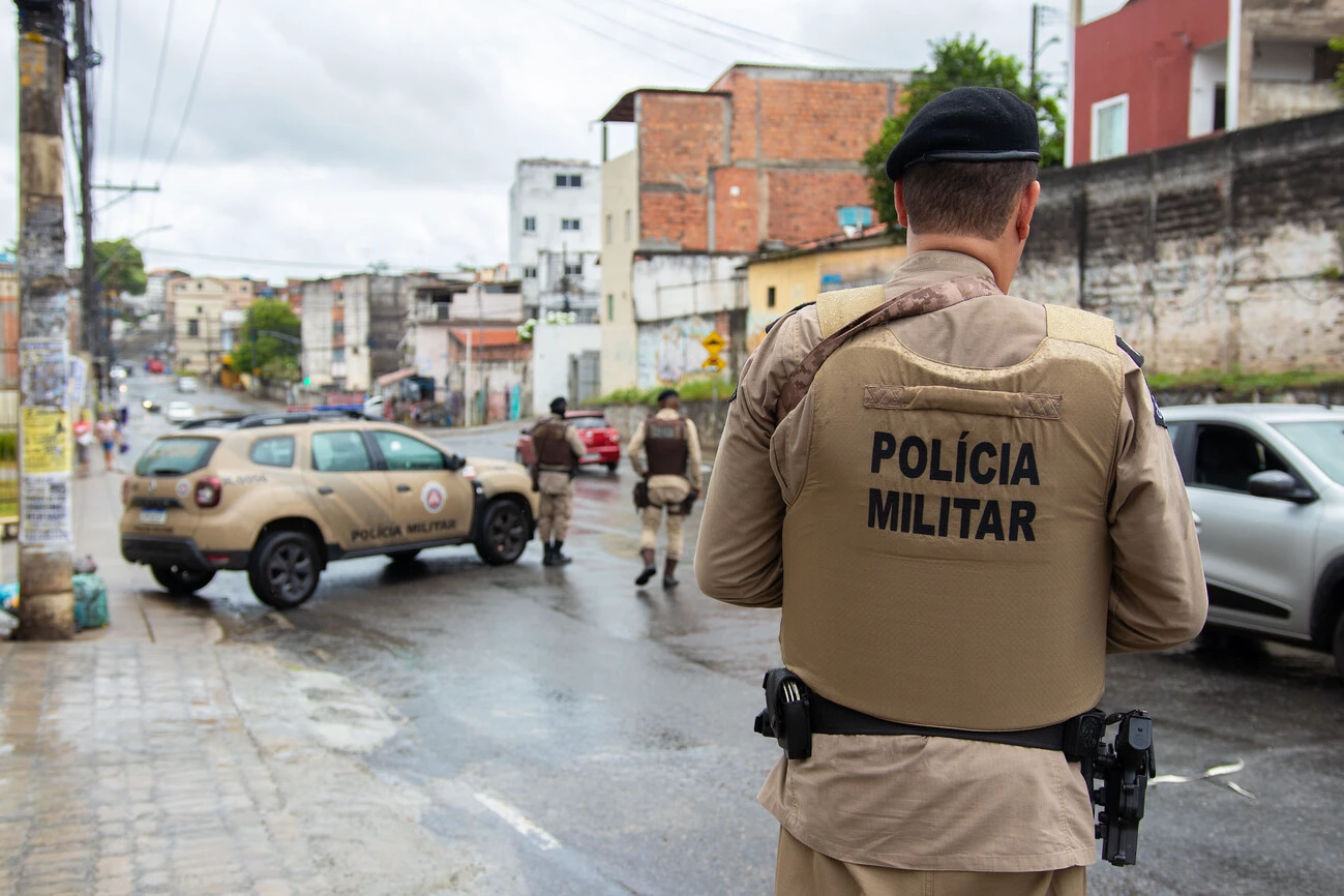Dois homens são mortos a tiros no Lobato; mulher fica ferida