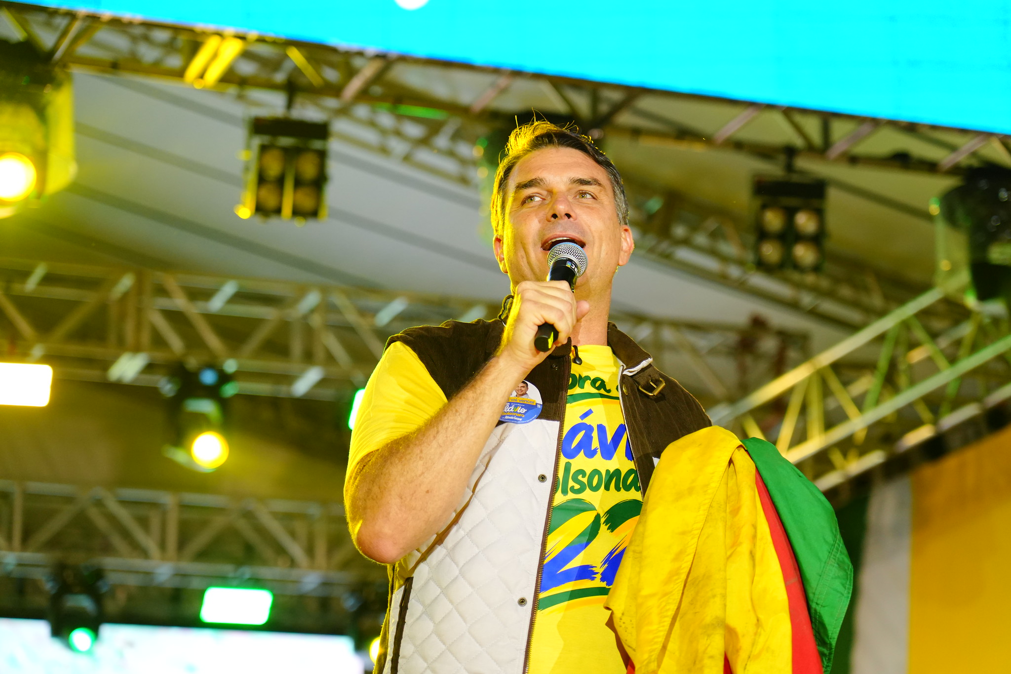 Em meio à polêmicas, Flávio Bolsonaro reúne nomes de peso da direita em Salvador