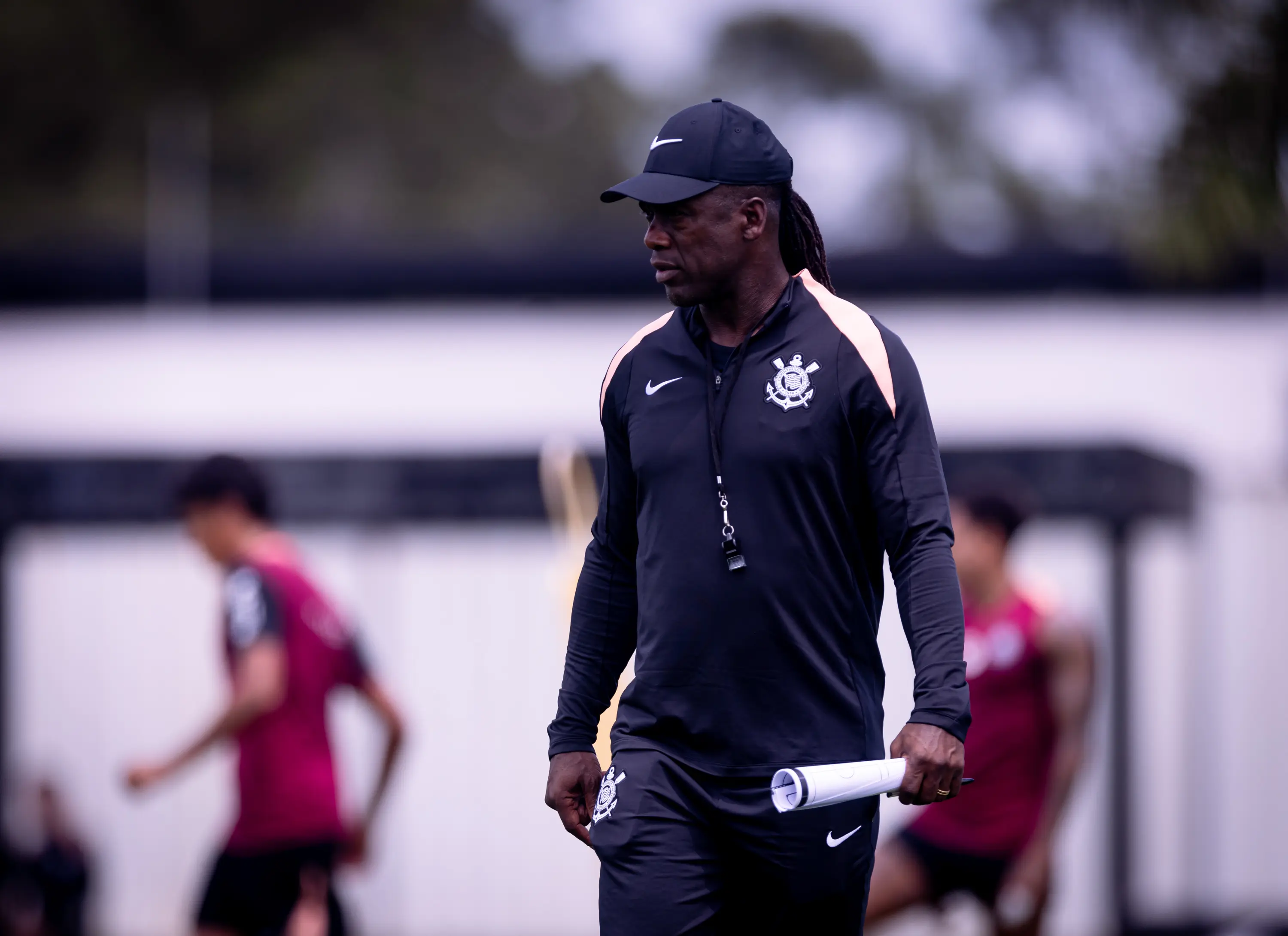 Entenda porque Seedorf não vai comandar o Corinthians contra o Vitória