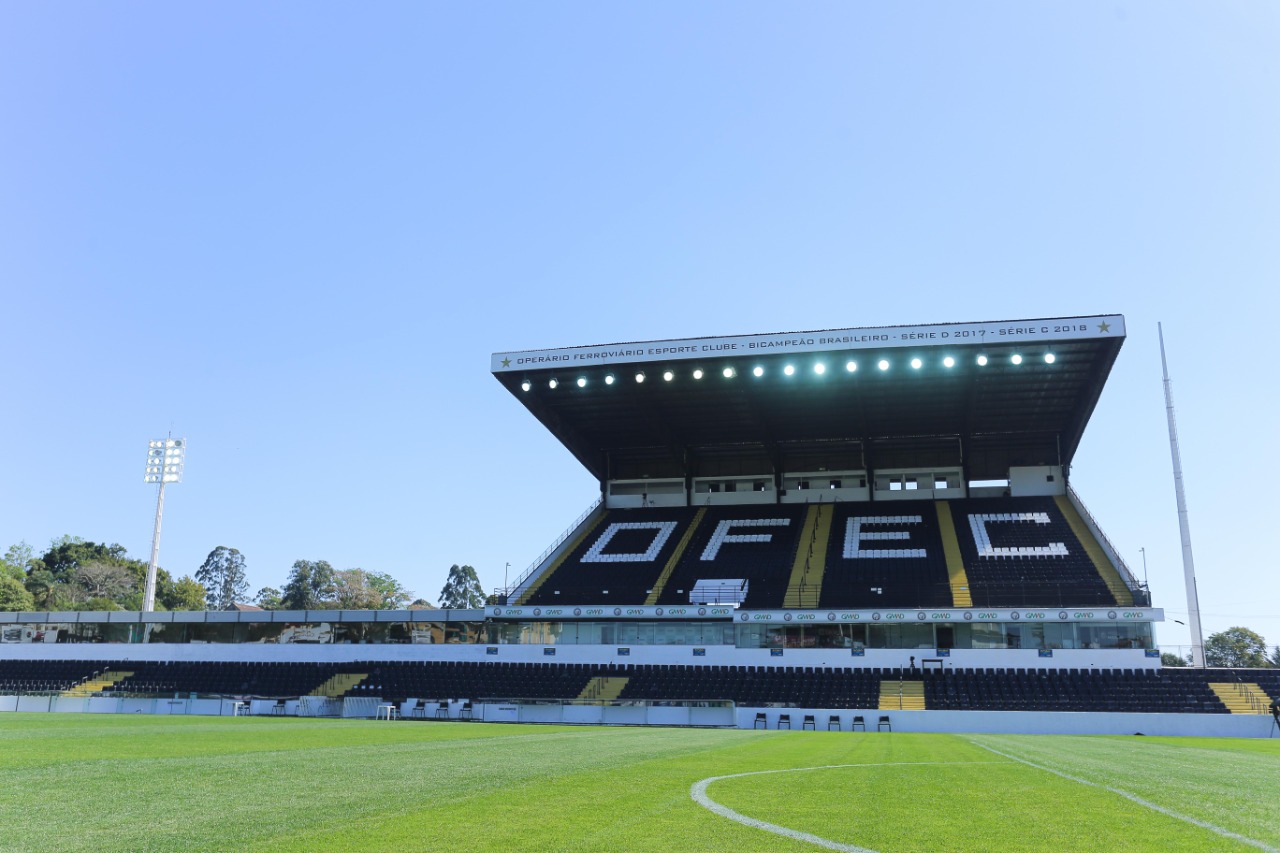 Estádio histórico derruba arquibancada em reforma de R$ 28 milhões