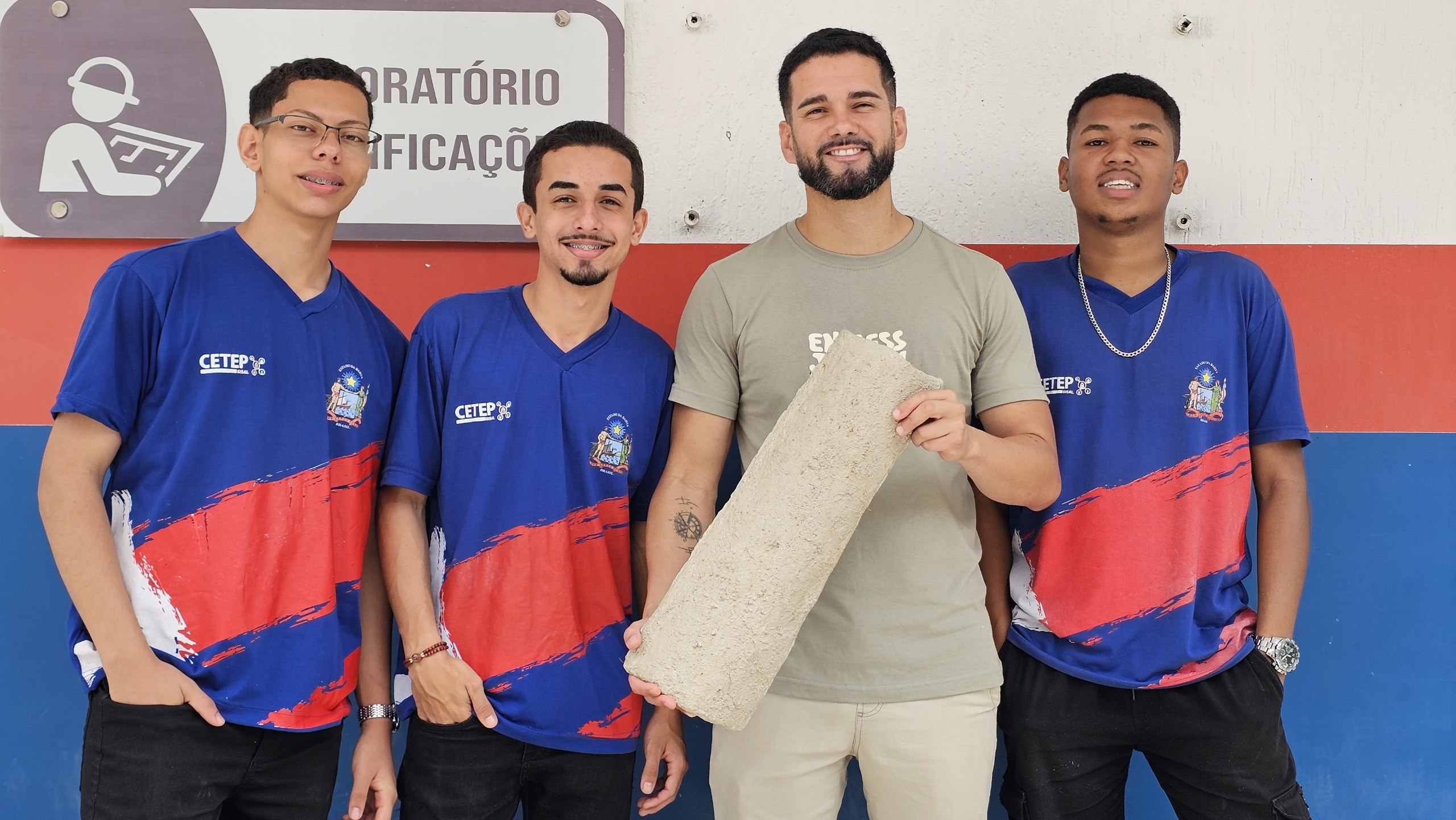 Estudantes de Serrinha criam telha sustentável com material reciclado