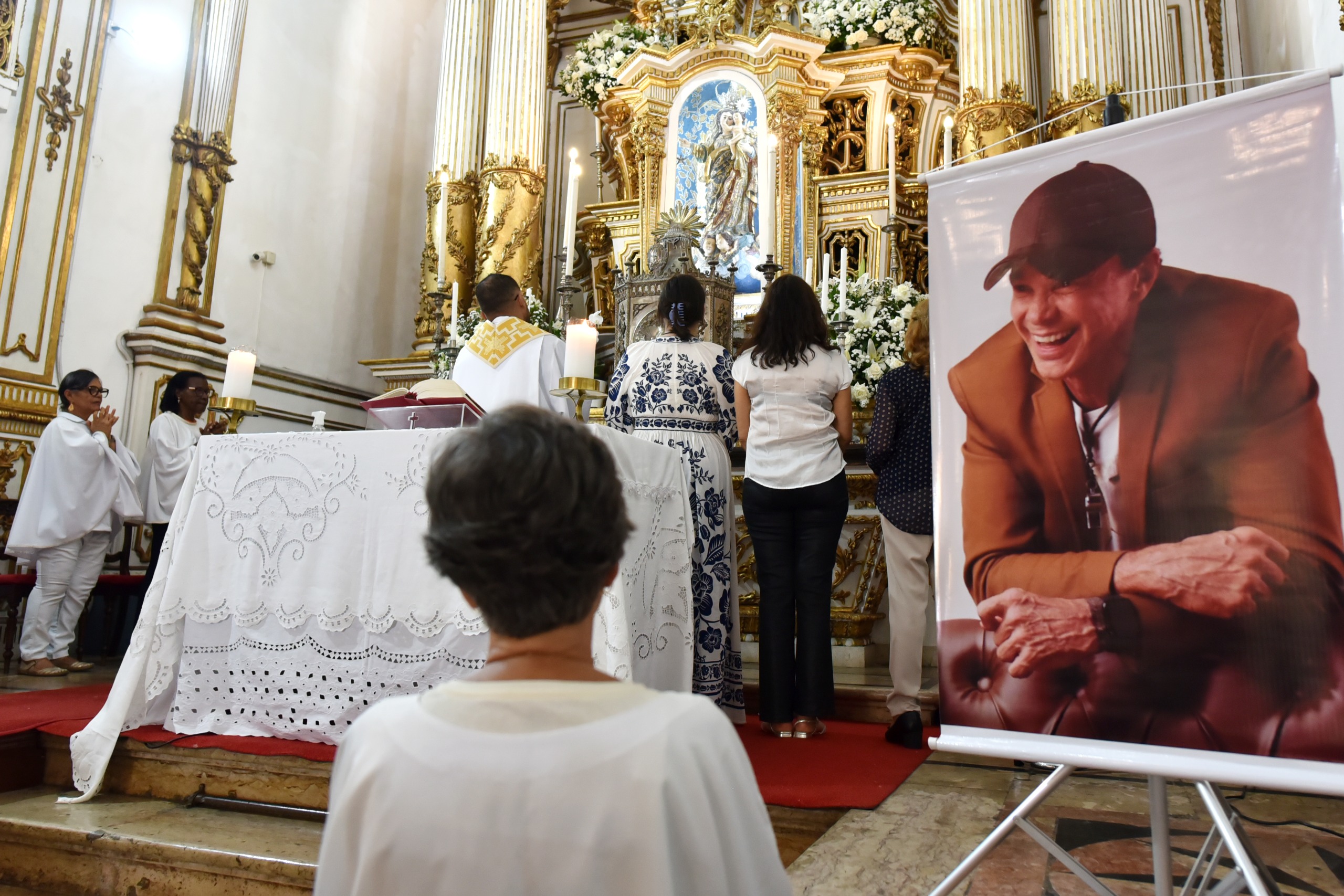 Familiares, amigos e Fãs de Netinho se reúnem na Igreja do Bonfim para missa