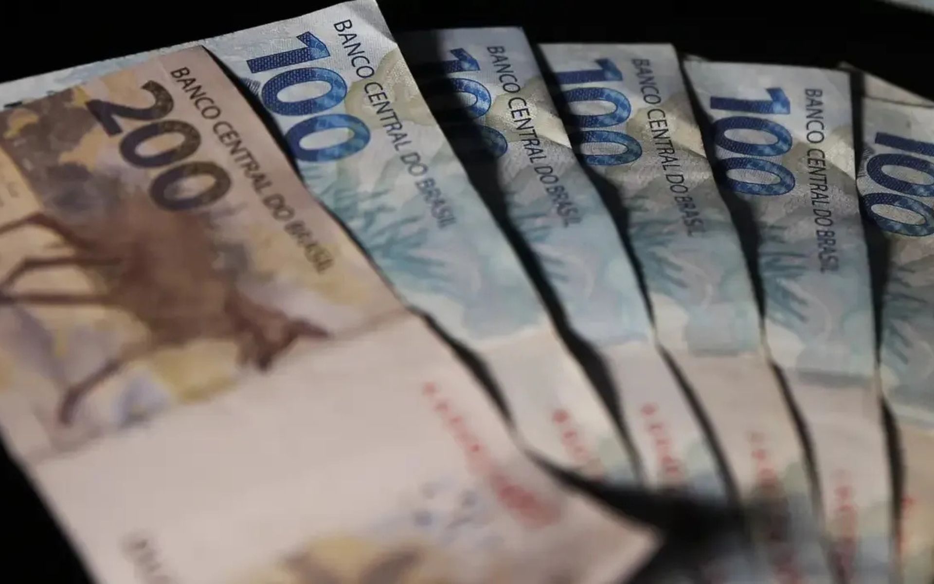 Famílias com renda de até R$ 3.242 receberão auxílio extra do Governo
