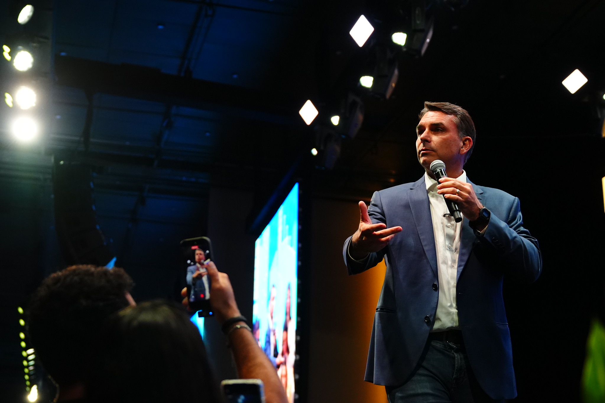 Flávio Bolsonaro é suspeito de ser sócio de casa de apostas online
