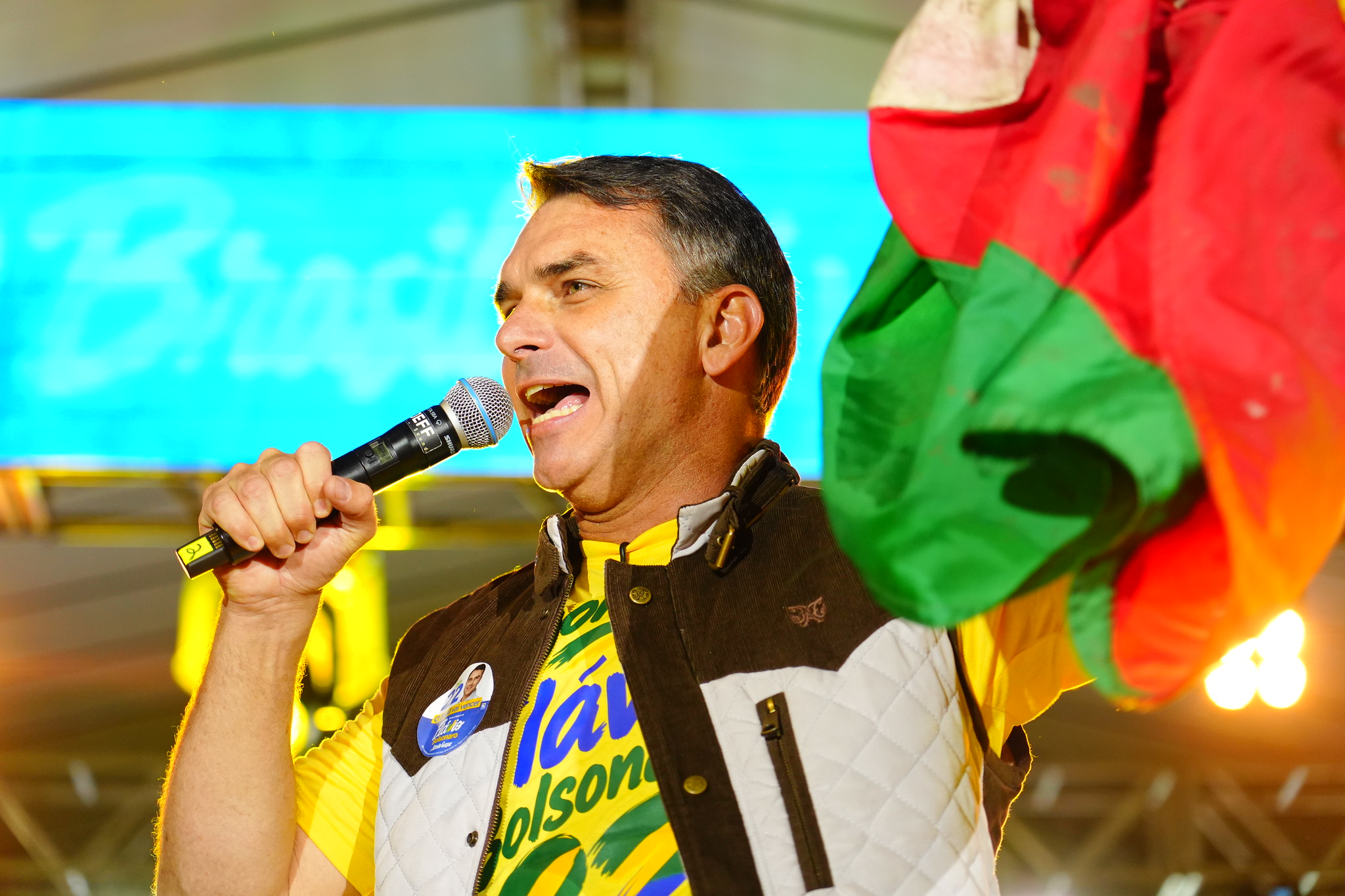 Flávio Bolsonaro não entregou sigilo completo e omitiu Dark Horse