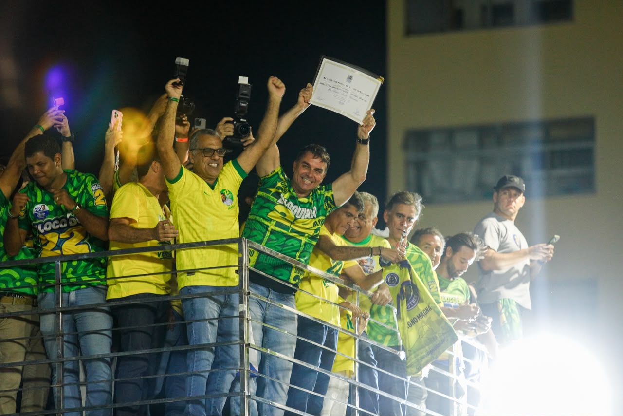 Flávio Bolsonaro recebe título de cidadão soteropolitano em ato no Farol da Barra