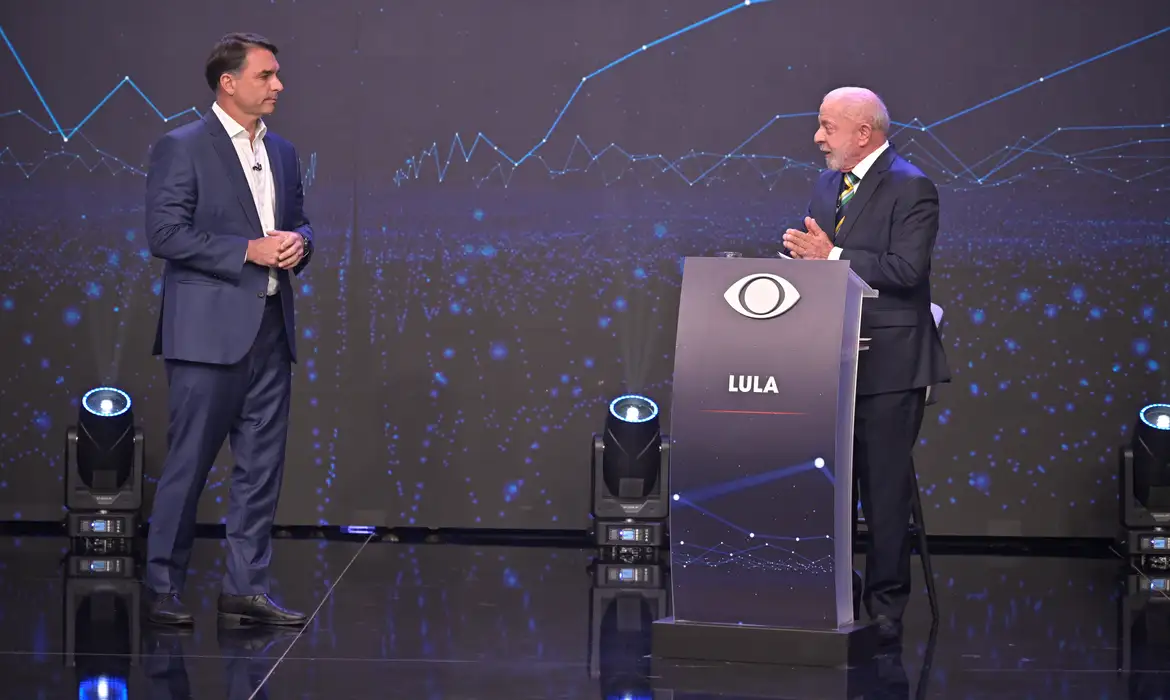 Flávio Bolsonaro recorre a desinformação no 1º debate do 2º turno