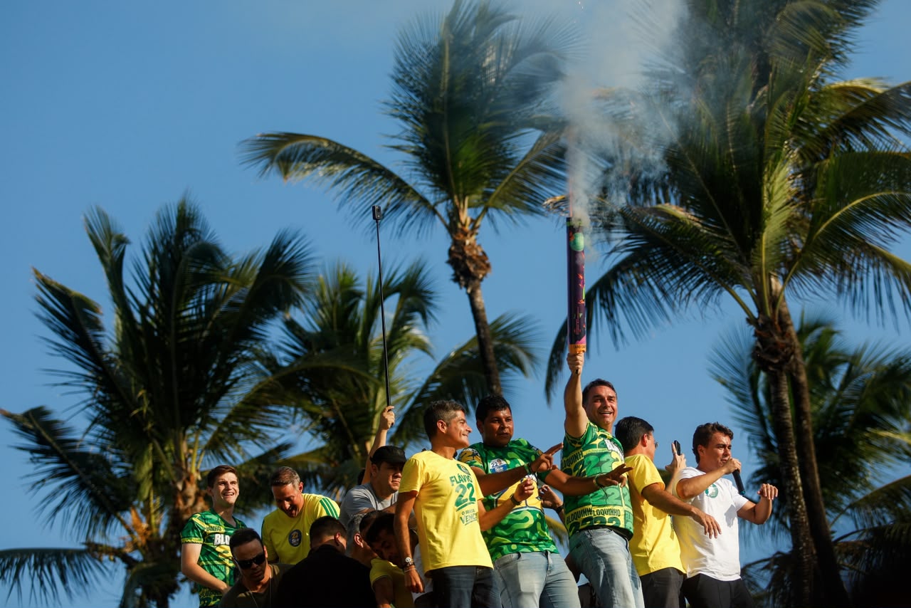 Flávio Bolsonaro reúne apoiadores em ato no Farol da Barra