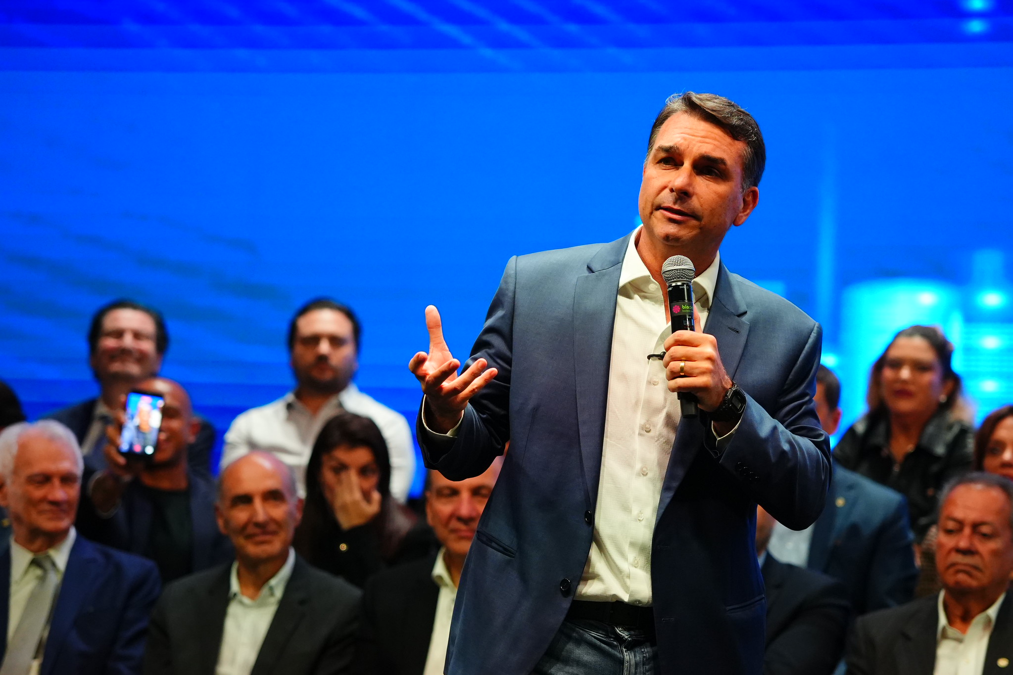 Flávio pagou R$ 600 mil a empresa ligada a manipulação eleitoral