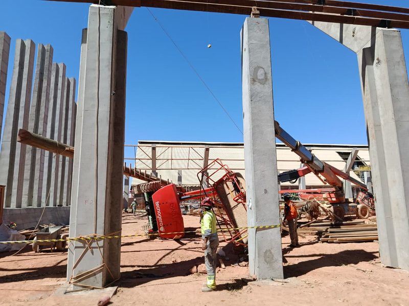 Galpão em construção desaba e deixa trabalhadores mortos e feridos na Bahia