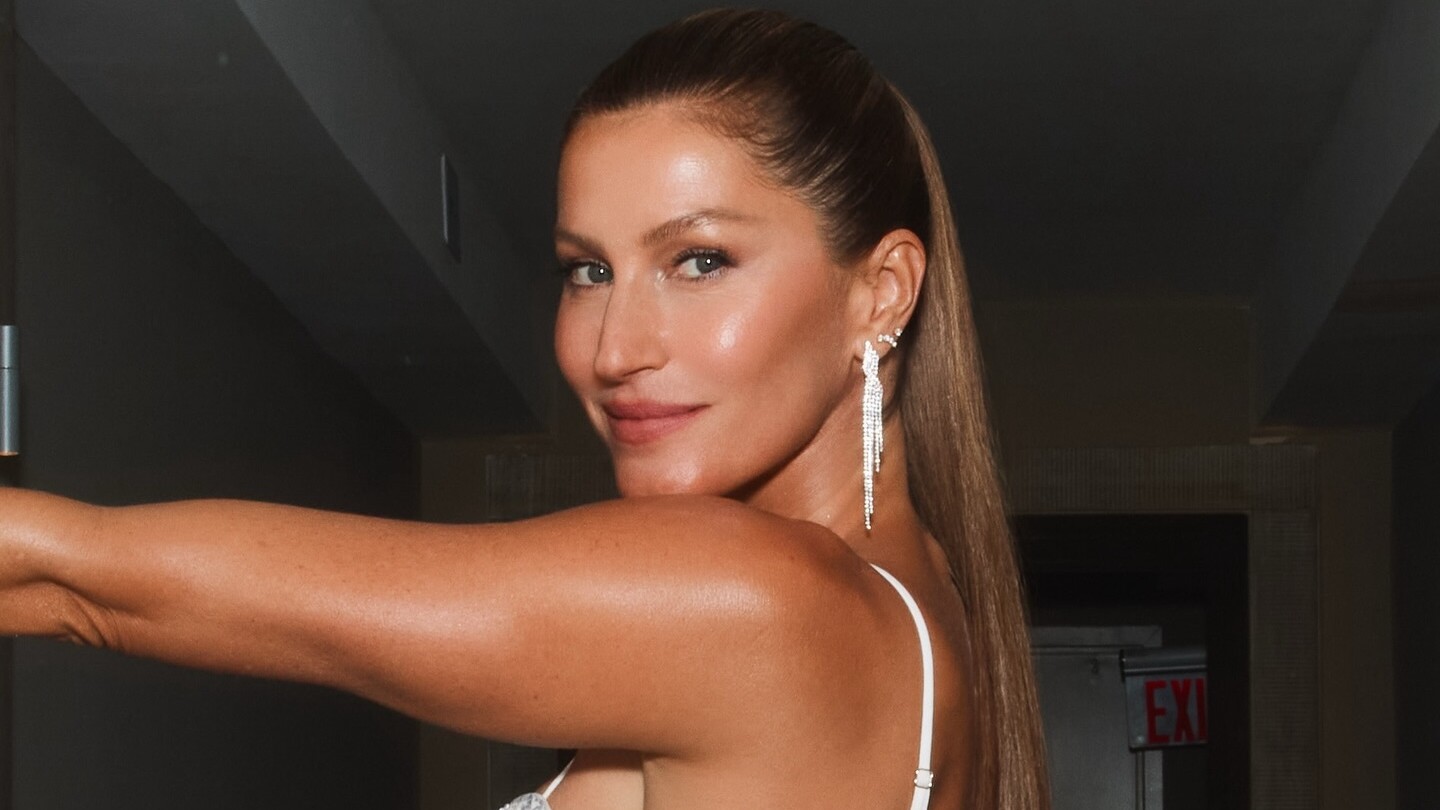 Gisele Bündchen surge com pé machucado antes da Victoria’s Secret