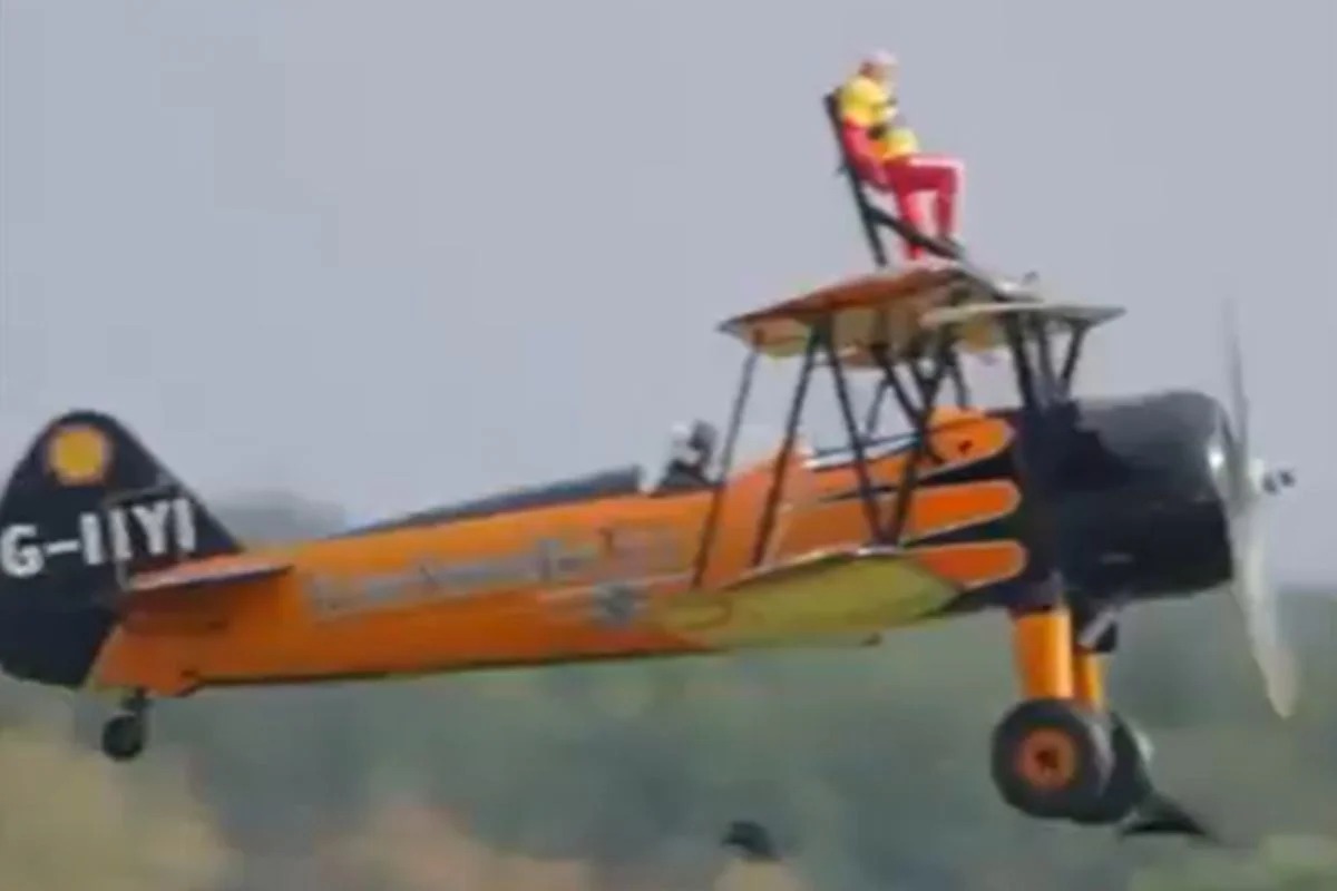 Idosa de 99 anos entra para o Guinness após acrobacia em asa de avião