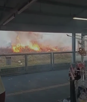 Incêndio provoca correria e fumaça perto de estação de metrô em Salvador