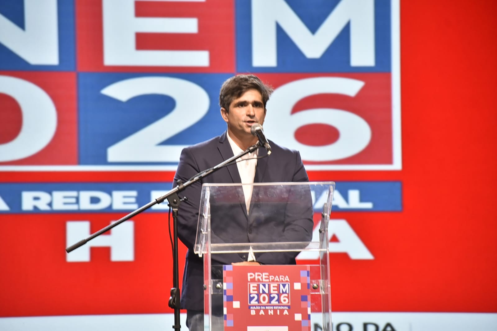João de Mello Leitão celebra ampliação da educação na Arena A TARDE